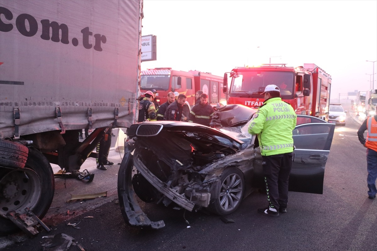 Anadolu Otoyolu\'nda tırla çarpışan otomobilde 1 ölü, 2 yaralı