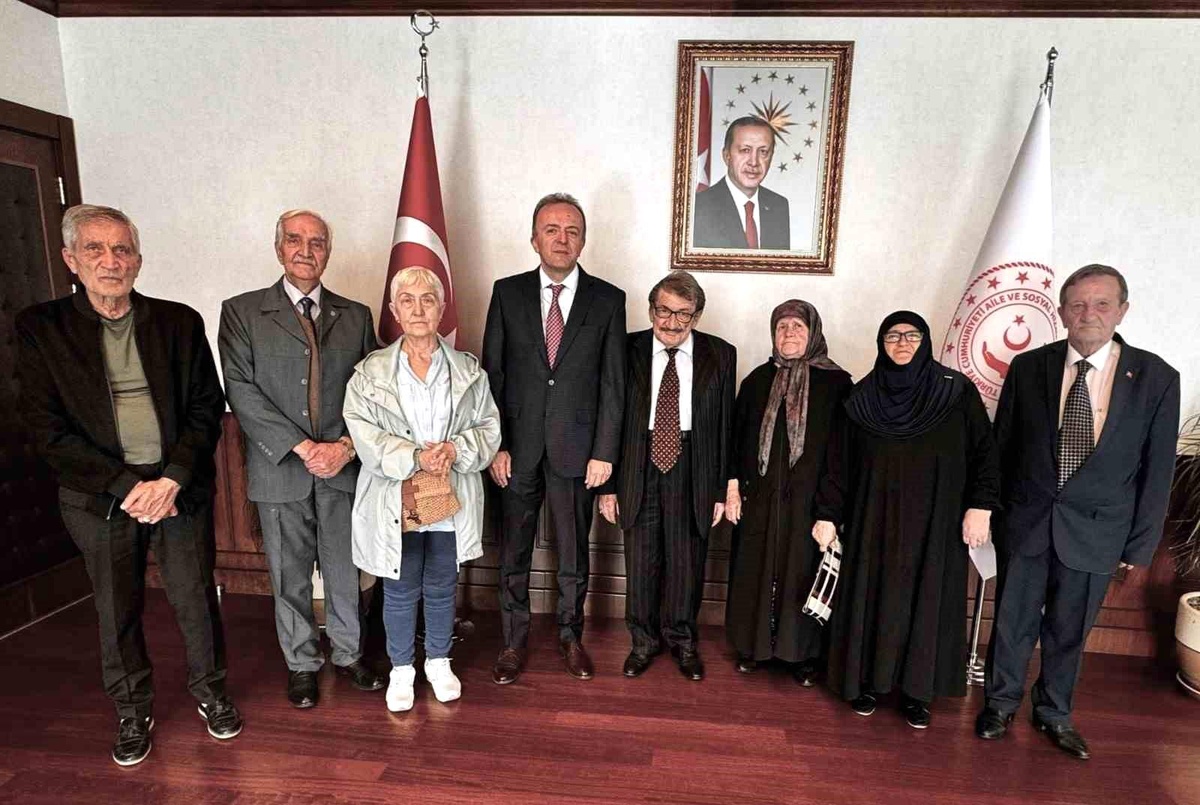 Hendek Melek Nişancı Huzurevi Sakinleri Bakan Yardımcısı Rıdvan Duran\'ı Ziyaret Etti