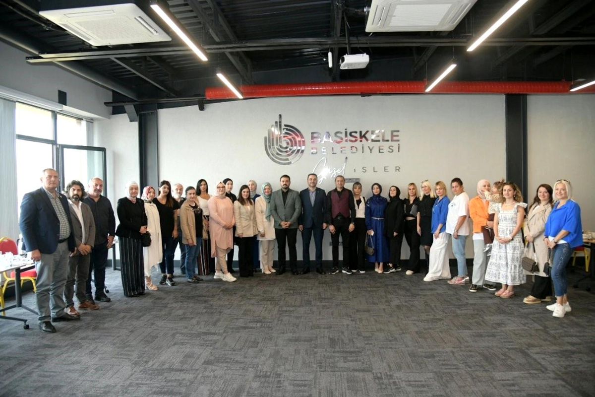 Başiskele Belediye Başkanı Yasin Özlü, kadın kuaförleriyle bir araya geldi