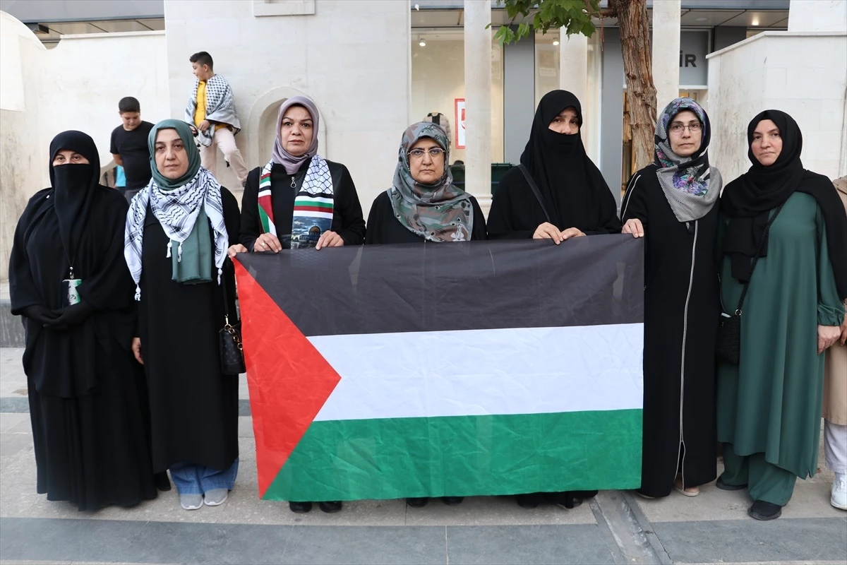 Batman\'da Filistinli Kadınlarla Dayanışma İnisiyatifi Oturma Eylemi Düzenledi