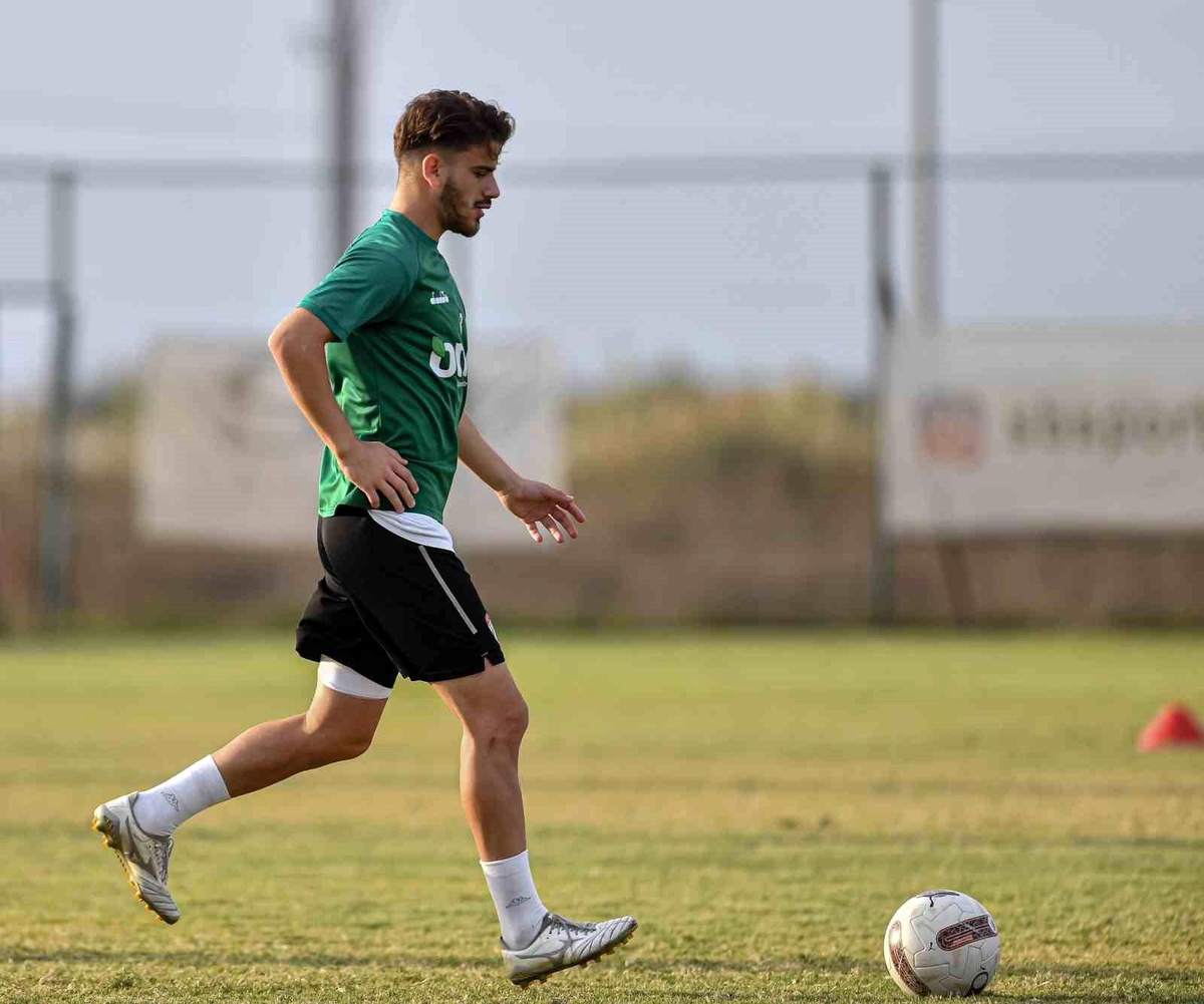 Bursaspor, Serik Belediyespor maçı için Antalya\'ya gitti