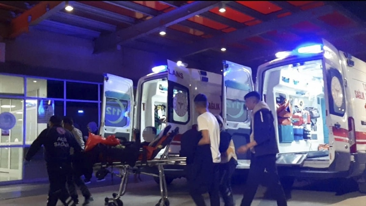 Çorum\'da Husumetli Gruplar Arasında Çıkan Kavgada 3 Kişi Yaralandı