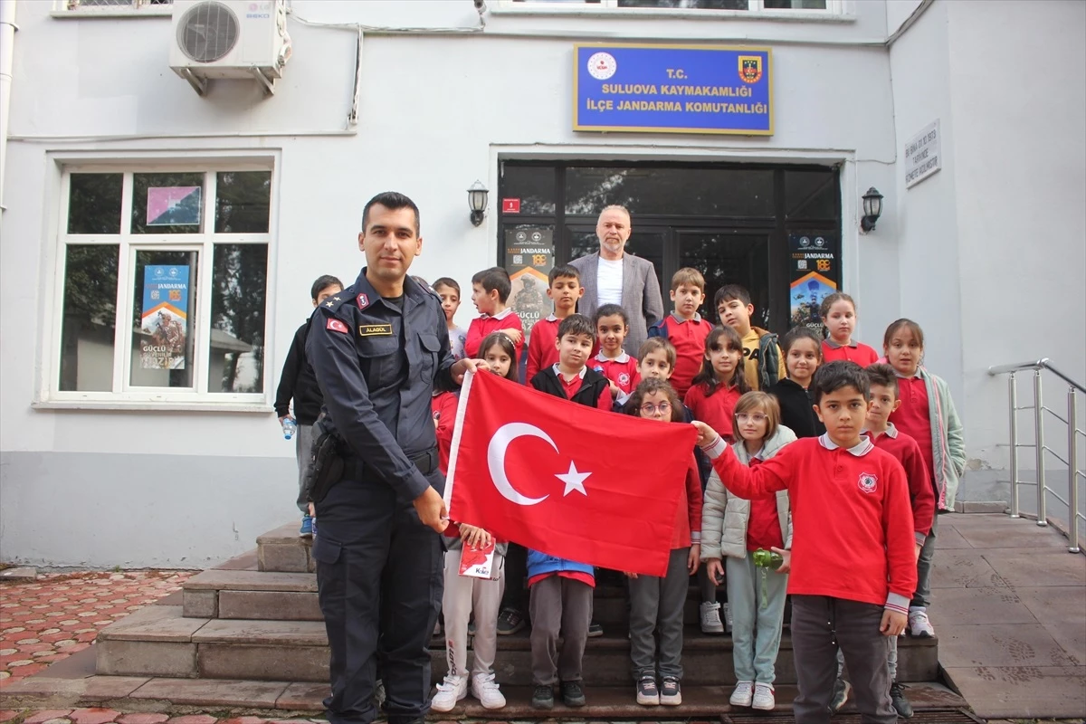 Cumhuriyet\'in 100. yıl dönümünde Türk bayrağı dağıtan öğrenciler ilk bayrağı şehit ailesine verdi