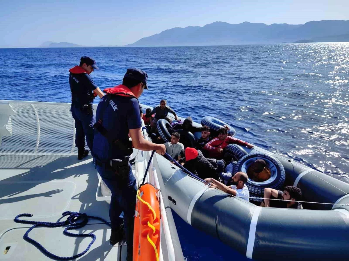 Yunanistan Sahil Güvenlik Unsurları Tarafından Türk Karasularına İtildi, 70 Düzensiz Göçmen Kurtarıldı