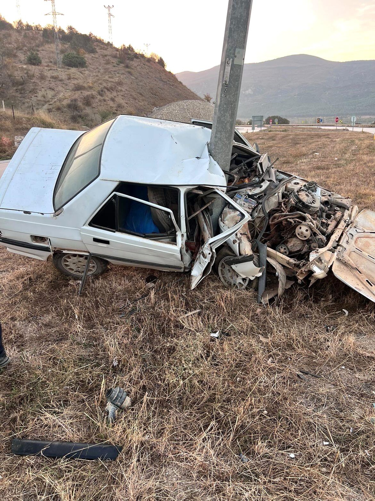 Amasya\'da Kontrolden Çıkan Otomobil Aydınlatma Direğine Çarptı