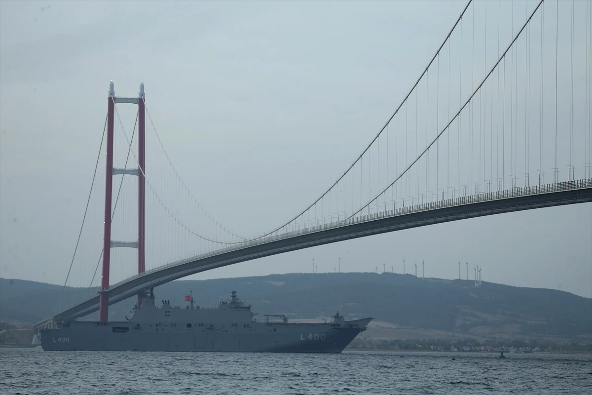 Dünyanın ilk SİHA gemisi TCG Anadolu, Çanakkale Boğazı\'ndan geçti