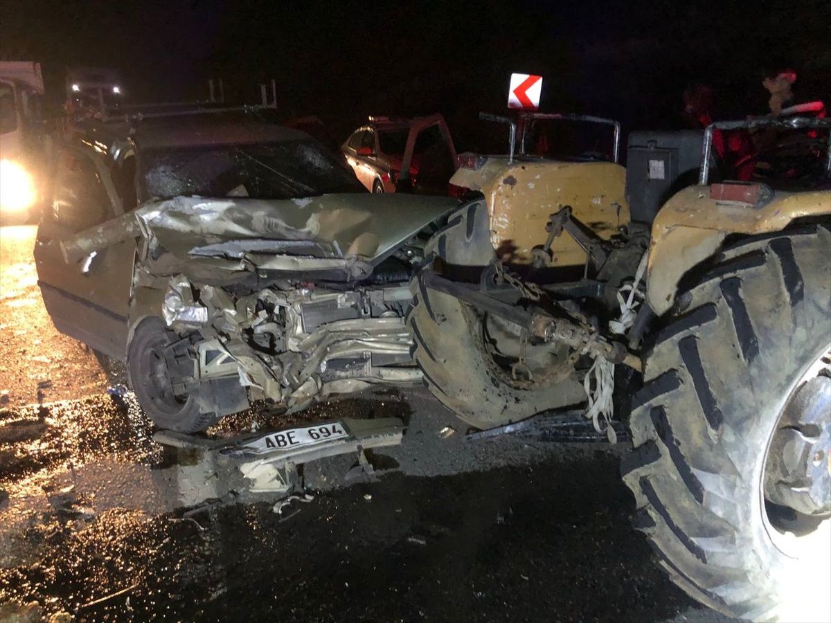 Düzce\'de otomobil traktör römorkuna çarptı: 3 yaralı