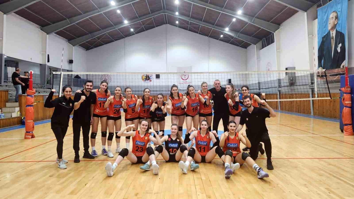 Eczacıbaşı 2. Lig Voleybol Takımı, Sarıyer Belediye\'yi 3-0 ile geçti