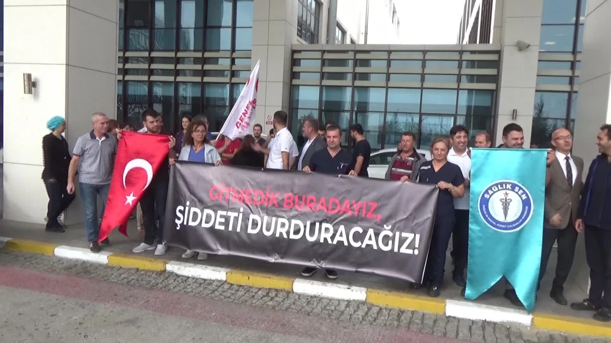 Edirne\'de Sağlık Çalışanları Bir Hasta Yakınının Doktoru Silahla Tehdit Etmesine Tepki Gösterdi
