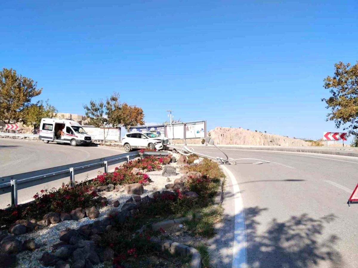 Elazığ\'da Cip Kaza Yaptı: 3 Kişi Yaralandı