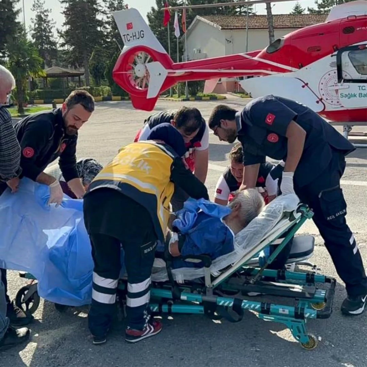 Bartın\'da elini testere ile kesen vatandaş helikopter ambulansla Ankara\'ya sevk edildi