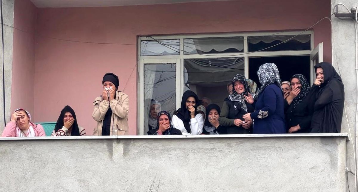 Kocaeli\'de Boşanma Aşamasındaki Emekli Uzman Çavuş Tarafından Katledilen Kadın ve Oğlu Toprağa Verildi