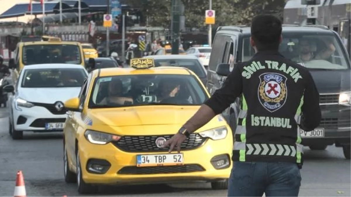 Eminönü\'nde Taksilere Denetim: 8 Şoföre 5 Bin 33 Lira Cezası