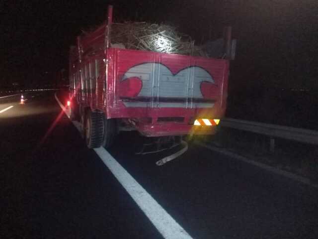 Erzin'de otomobilin kamyona çarpması sonucu 2 kişi hayatını kaybetti Erzin'de otomobilin kamyona çarpması sonucu 2 kişi hayatını kaybetti