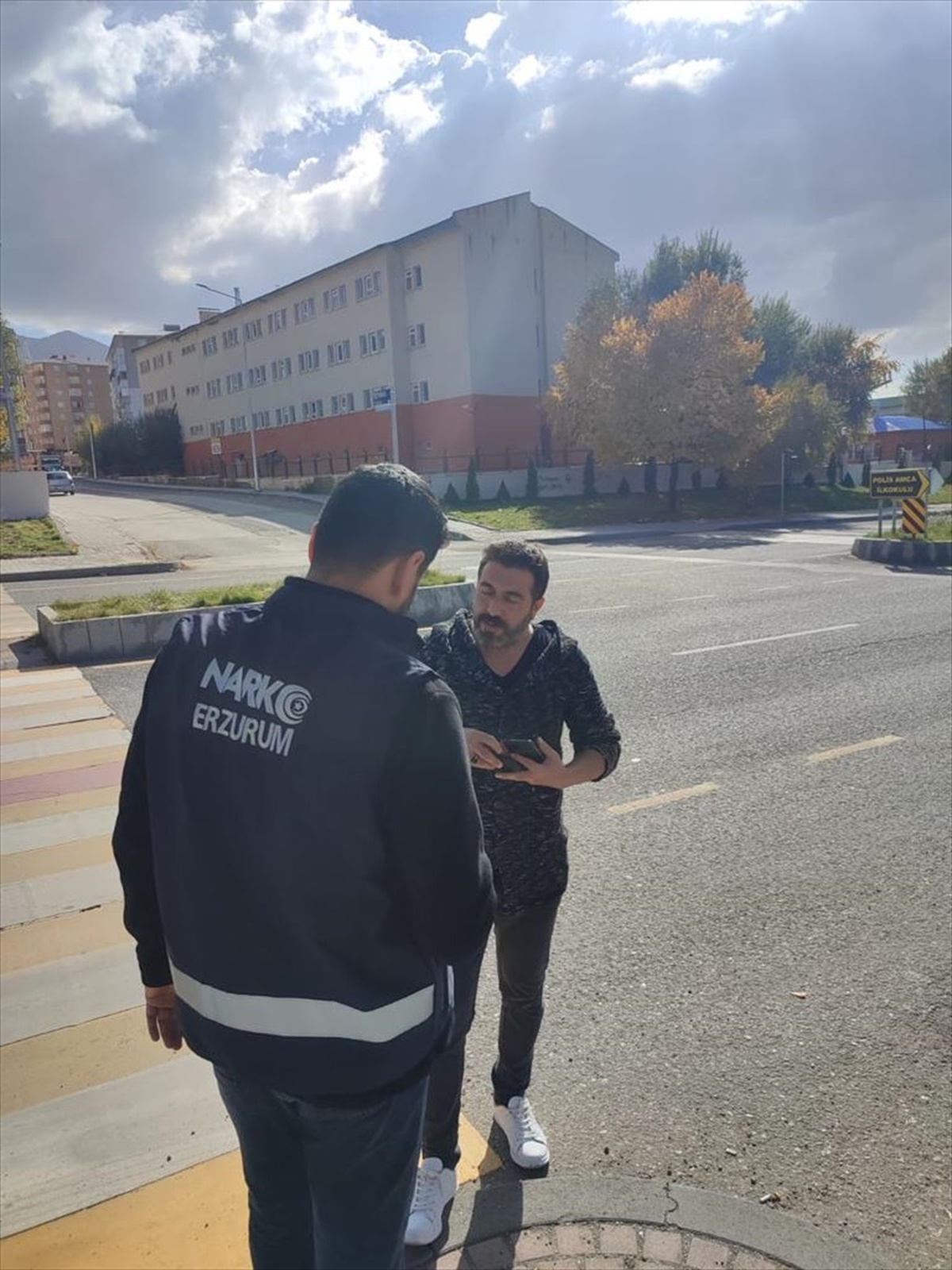Erzurum\'da 90 polis tarafından gerçekleştirilen \'Narko Okul Uygulaması\'