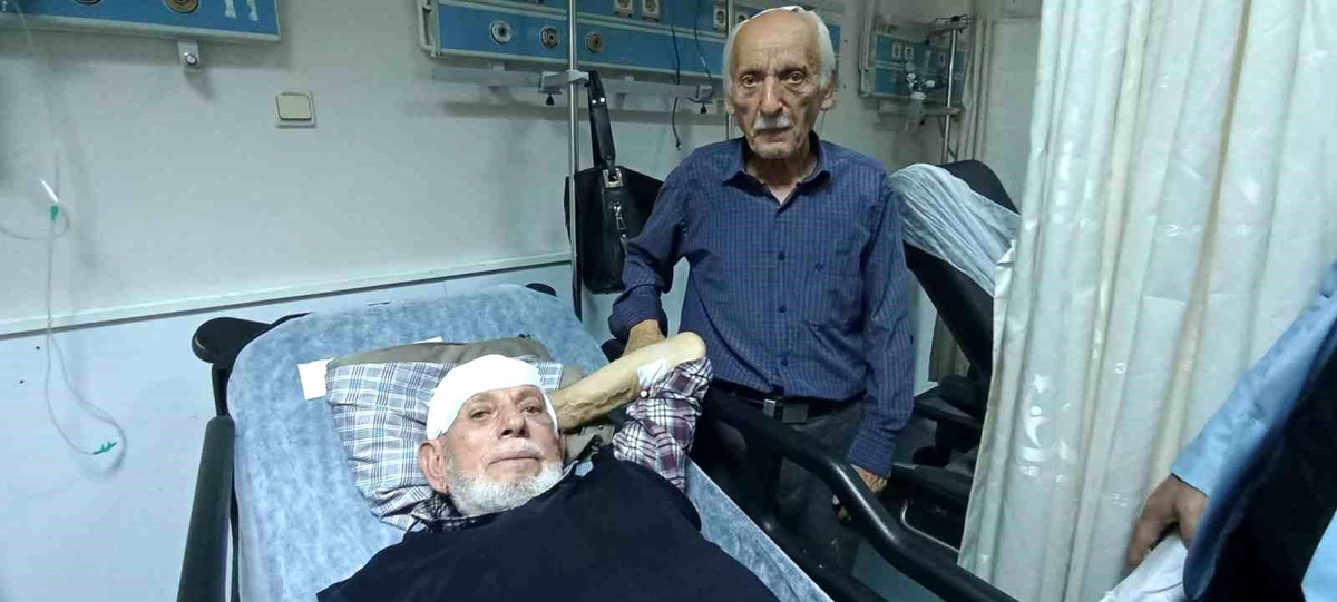 Amasya\'da Otomobil Kazası: 3 Kişi Ölümden Döndü