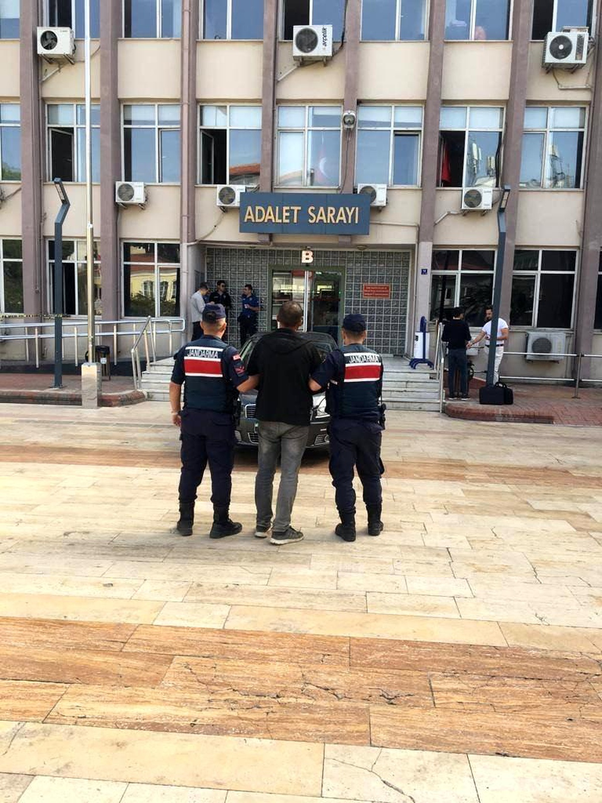 Aydın\'da hırsızlık şüphelisi çatıda yakalandı