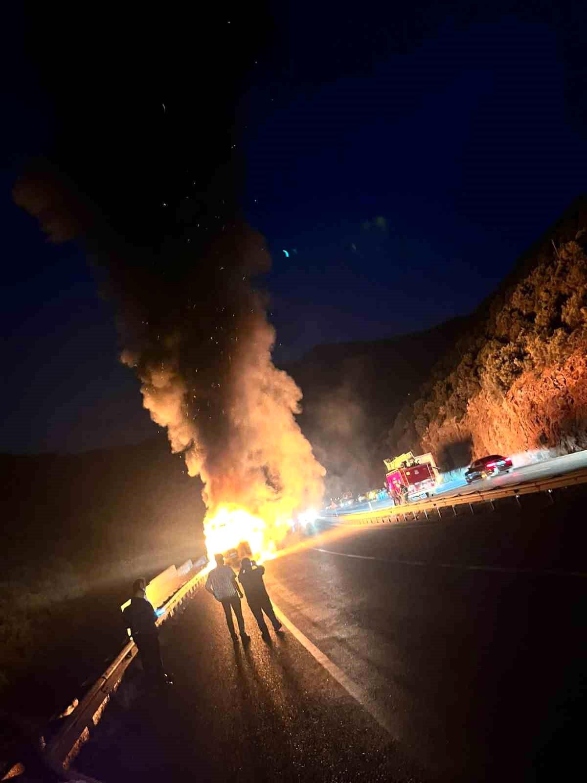 Antalya\'da Yolcu Otobüsünde Yangın: 14 Yolcu Kurtarıldı