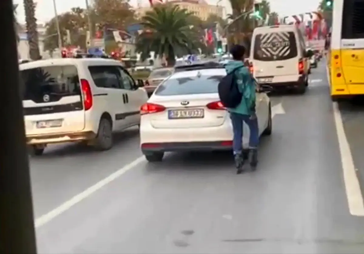 Fatih\'te Tehlikeli Yolculuk: Otomobile Tutunan Genç Zikzaklar Çizdi