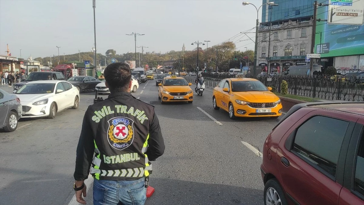 Fatih\'te Trafik Polisleri Tarafından Taksi Sürücülerine Denetim Yapıldı