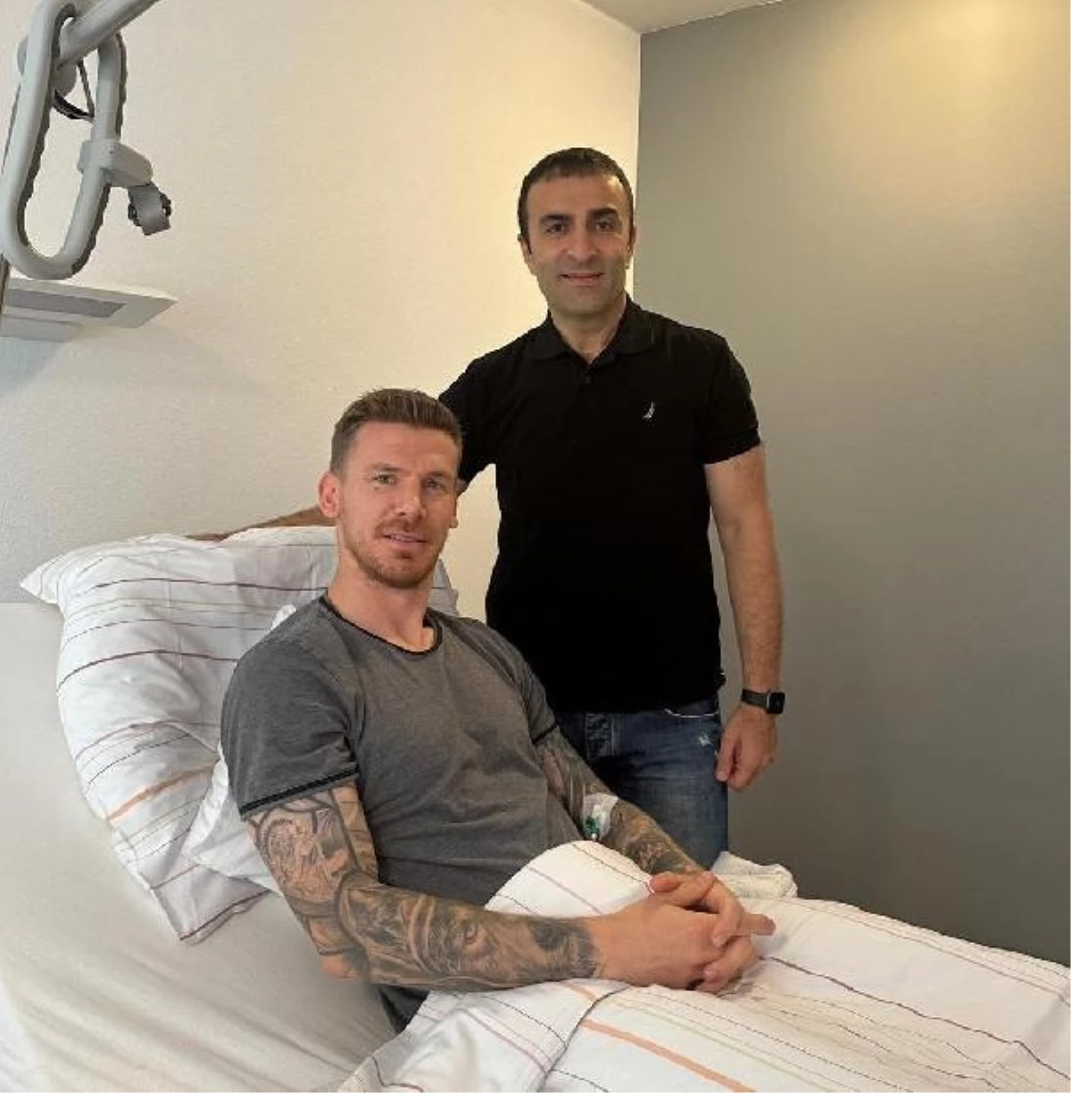 Fenerbahçe: "Profesyonel Futbol A Takımı oyuncularımızdan Serdar Aziz, Almanya\'nın Münih şehrinde sol ayak bileğinden başarılı bir artroskopi...