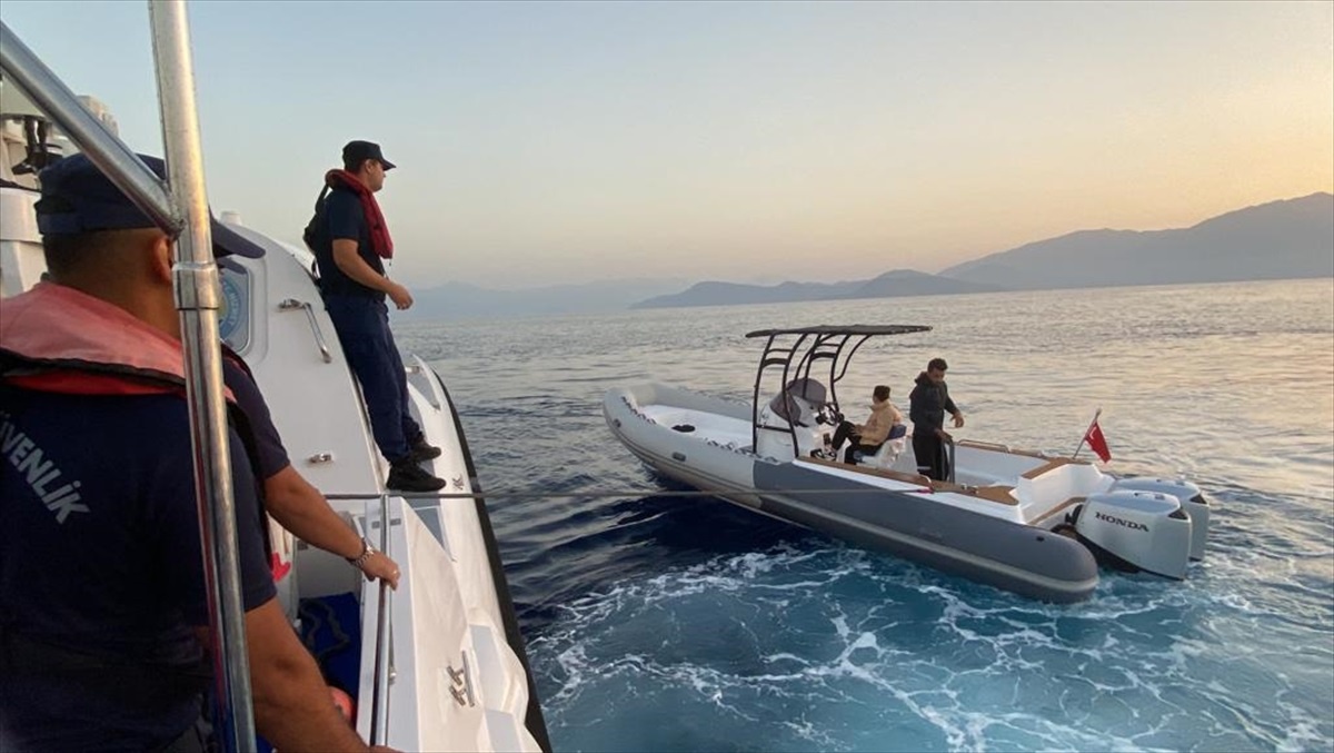 Fethiye açıklarında lastik botta 2 düzensiz göçmen yakalandı