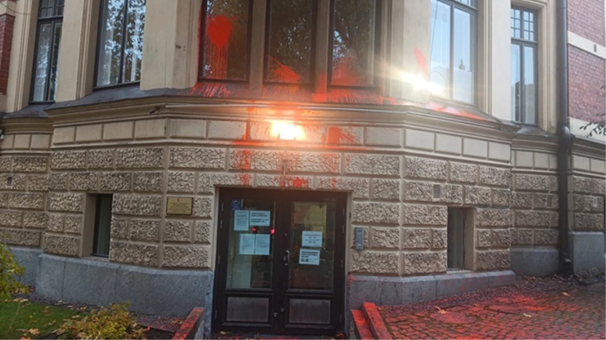 Finlandiya\'da Türkiye\'nin Helsinki Büyükelçiliği\'ne saldırı düzenlendi