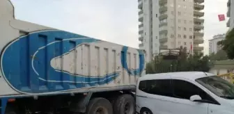 Tarsus'ta freni boşalan kamyon park halindeki araçlara çarptı