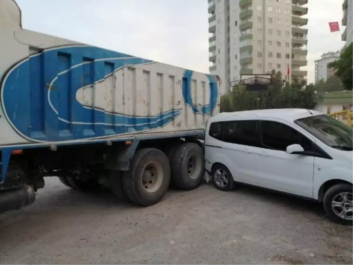 Tarsus'ta freni boşalan kamyon park halindeki araçlara çarptı