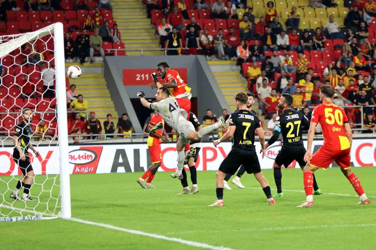 Göztepe\'nin 36 yaşındaki golcüsü Mame Diouf, 5 maçlık aranın ardından gol attı
