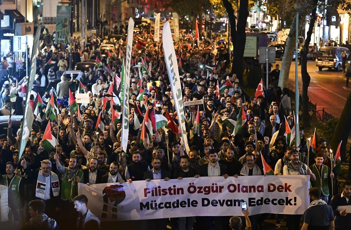 İstanbul\'da Filistin İçin Yürüyüş: İsrail\'in Gazze Saldırıları Protesto Edildi