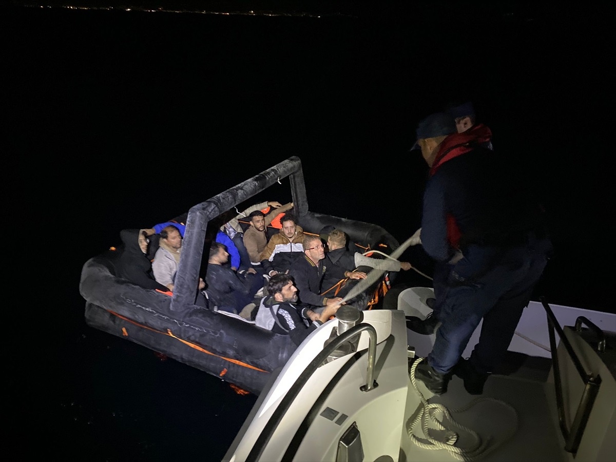 Fethiye açıklarında lastik botta 26 düzensiz göçmen yakalandı