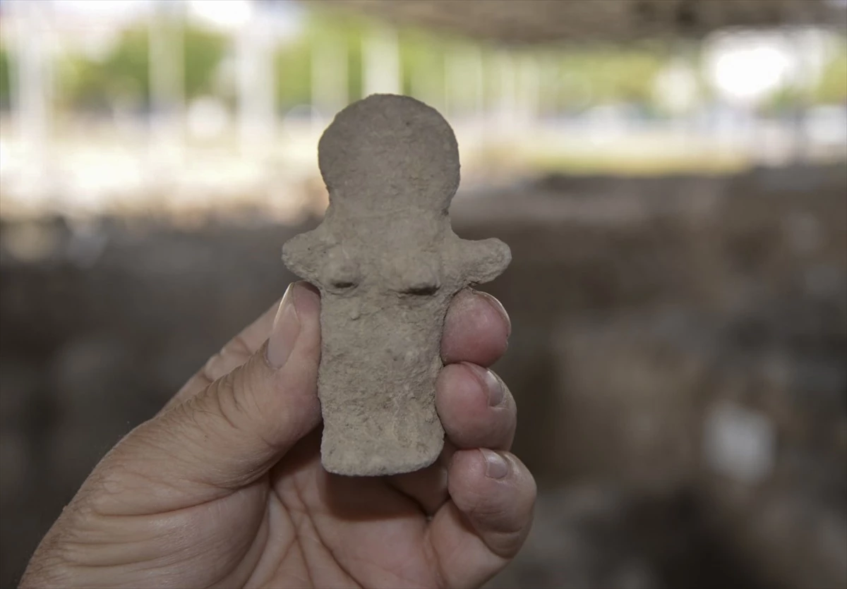 İzmir\'deki kazı çalışmalarında 5 bin yıllık tanrıça heykelciği bulundu