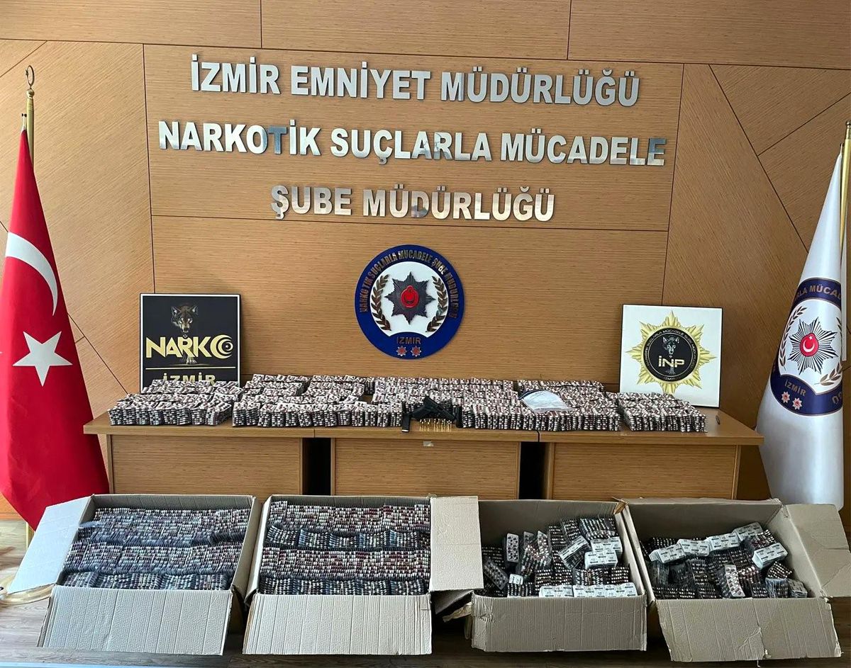 İzmir\'de minibüste 89 bin 320 sentetik ecza ele geçirildi