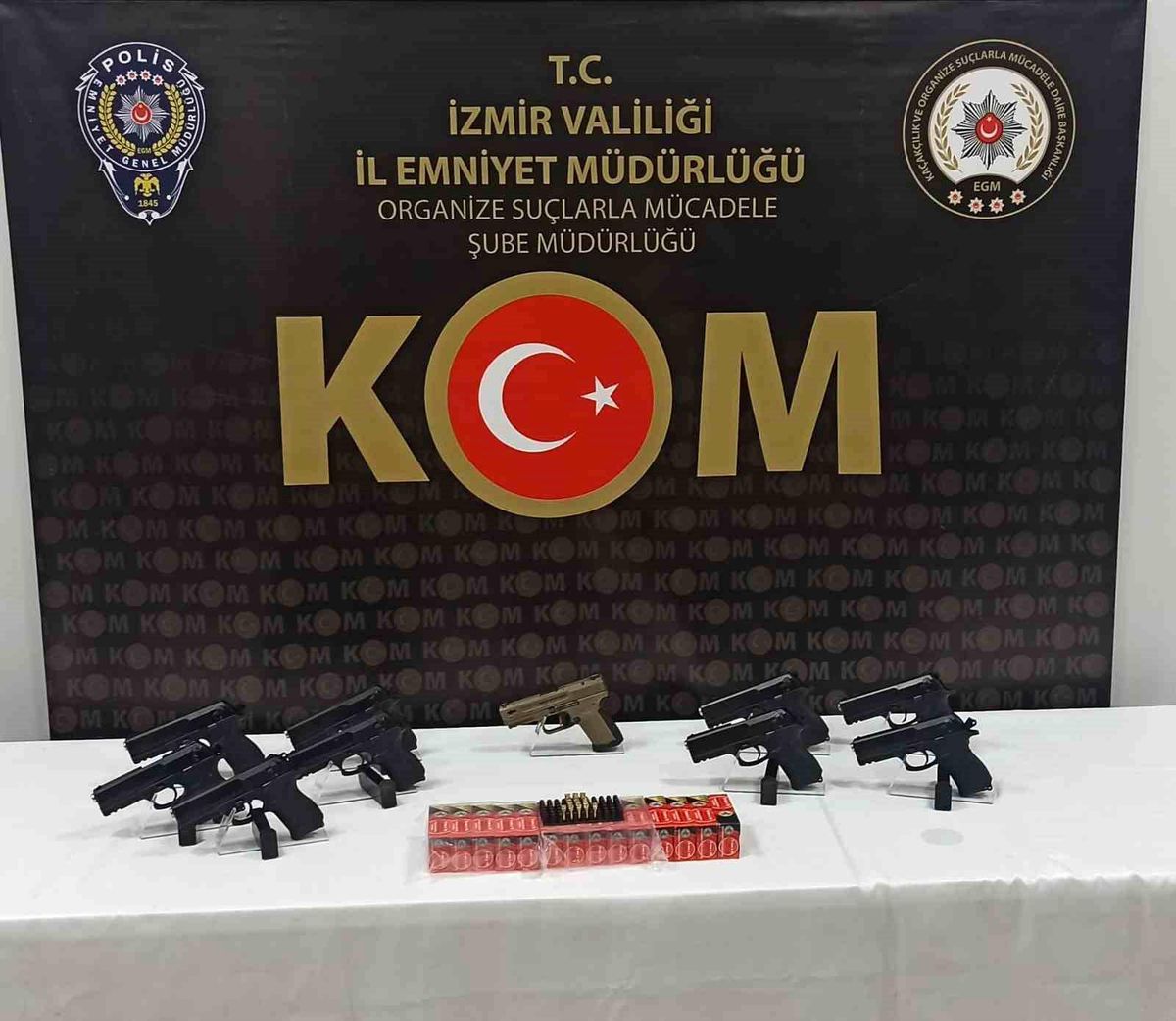 İzmir\'de Yasa Dışı Silah Ticareti Yapan 2 Şüpheli Yakalandı