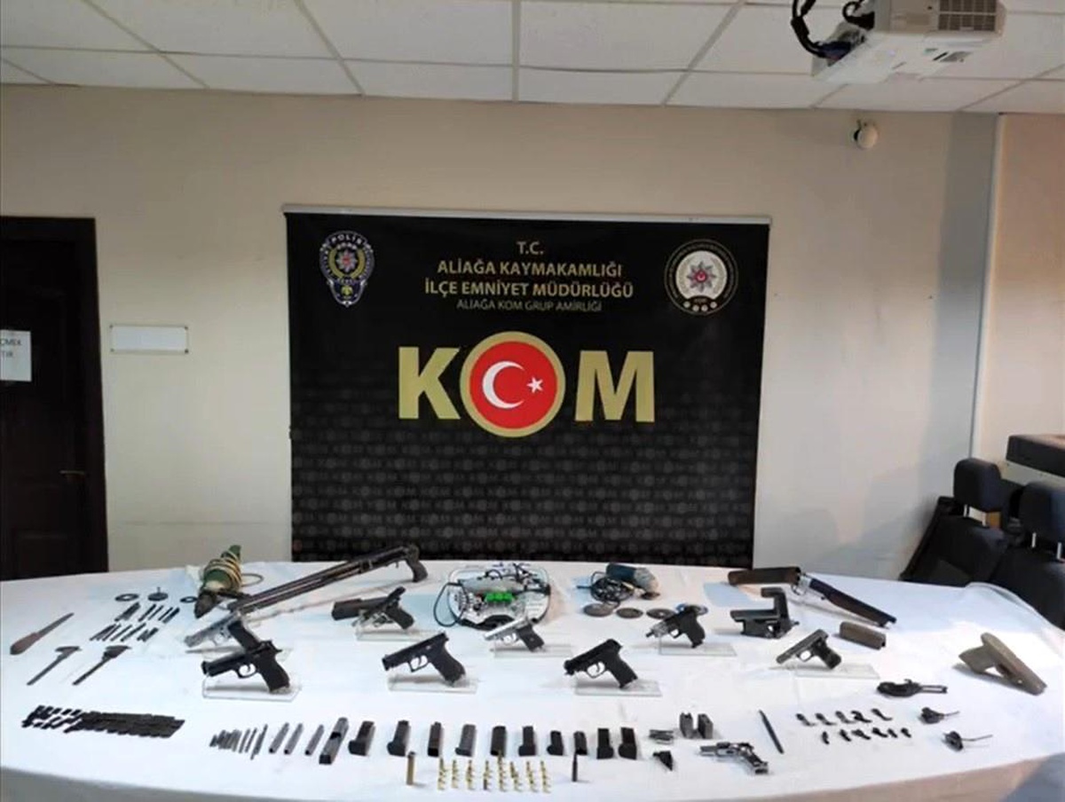 İzmir\'de Yasa Dışı Silah Ticareti Yapan 3 Çete Çökertildi