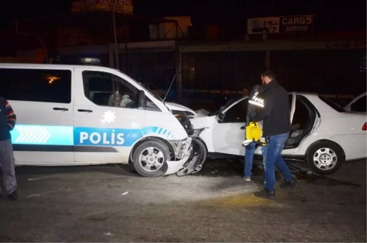 Konya'da Polis Aracına Çarpan Otomobilde 8 Kişi Yaralandı