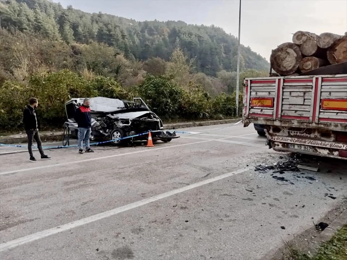 Karabük\'te minibüsün kamyonla çarpışması sonucu 1 kişi hayatını kaybetti