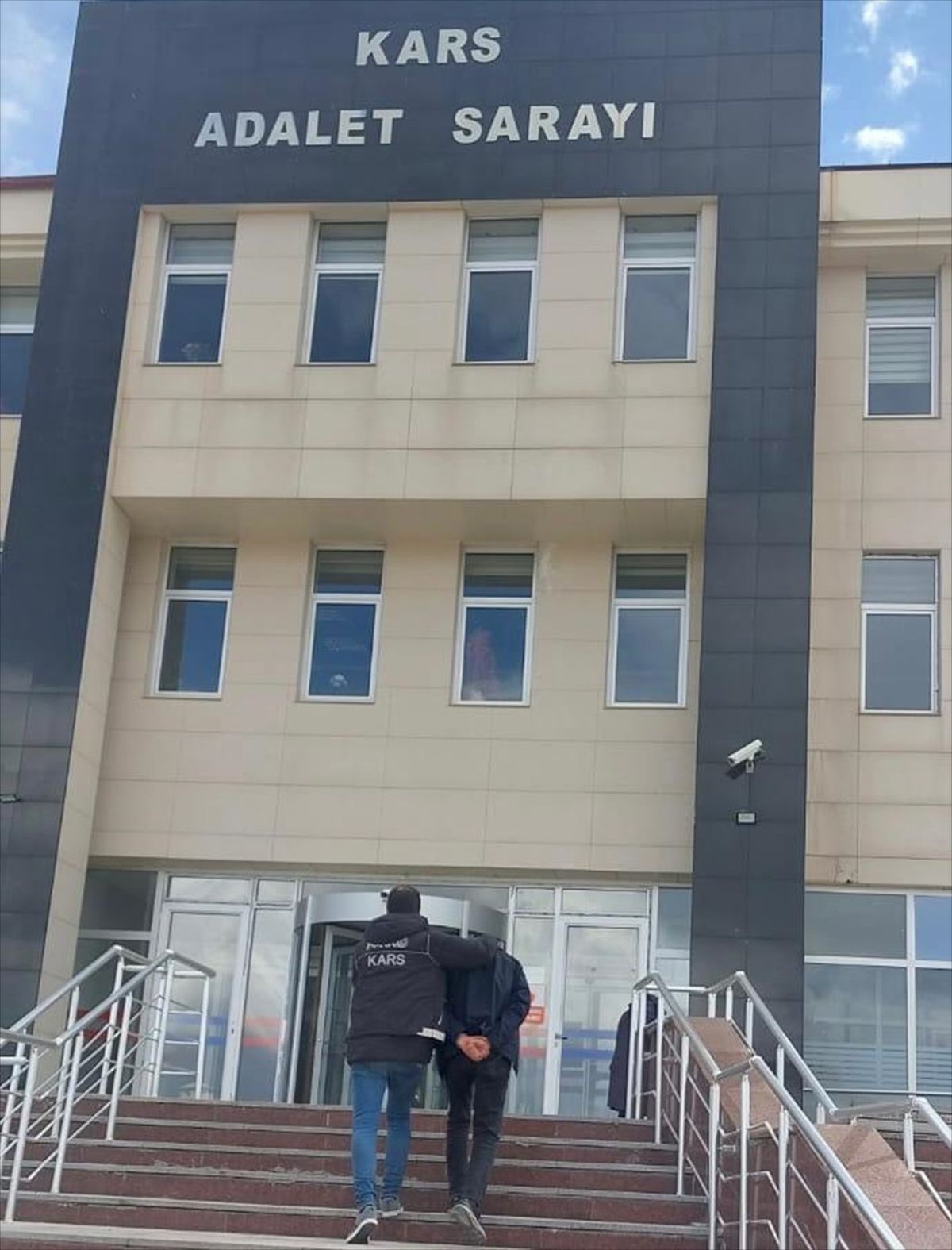 Kars\'ta kiralık bir araçta uyuşturucu ele geçirildi, sürücü tutuklandı