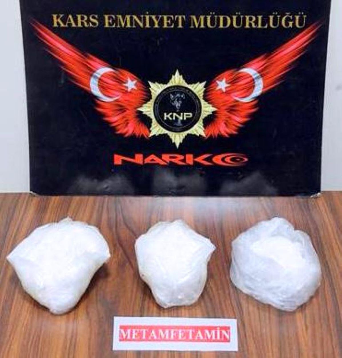 Kars\'ta Uyuşturucu Operasyonu: Otomobilde Saklanan Uyuşturucu Köpek Tarafından Bulundu