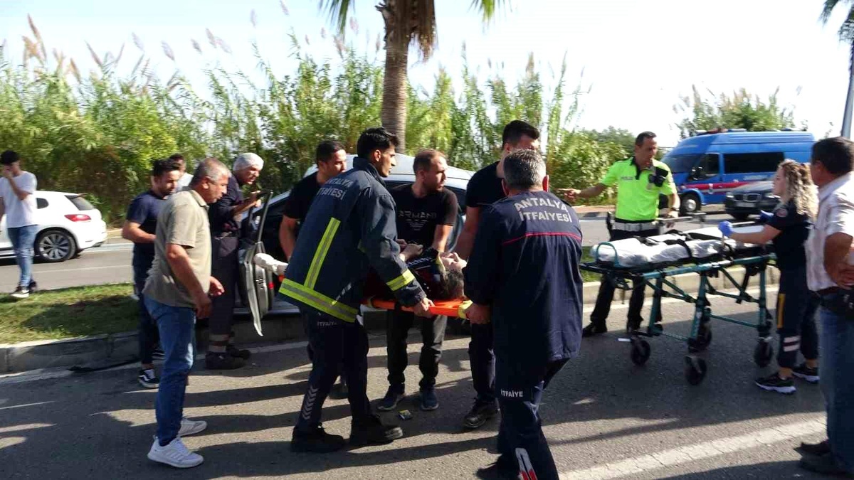 Manavgat\'ta Otomobil Refüje Çarptı: 2 Yaralı