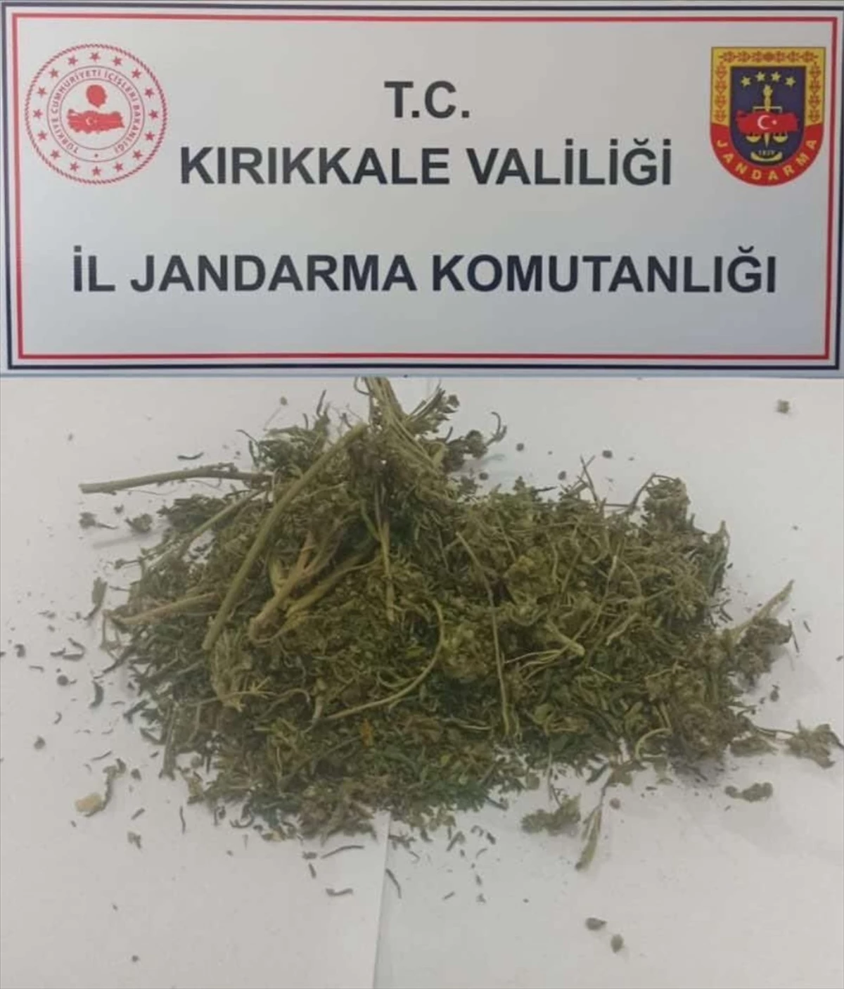 Kırıkkale\'de Jandarma Operasyonu: 2 Bin Dolu Makaron ve Uyuşturucu Ele Geçirildi