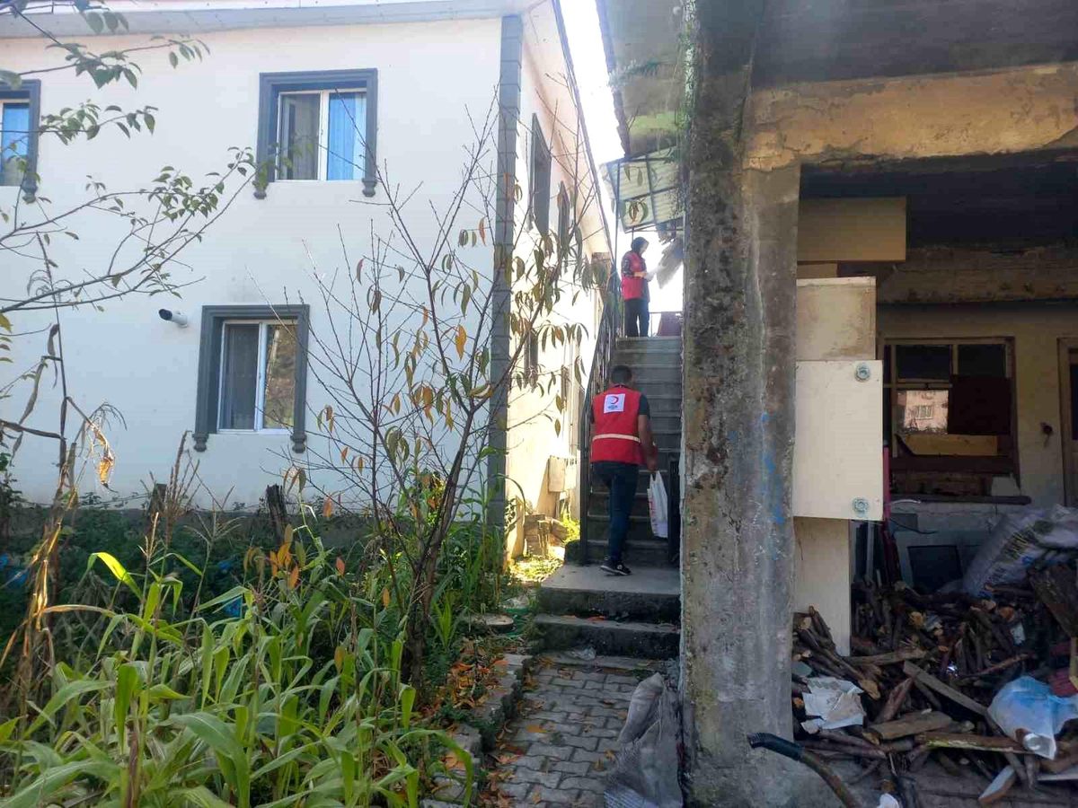 Kızılay Düzce Şubesi İhtiyaç Sahiplerine Yardım Dağıtıyor