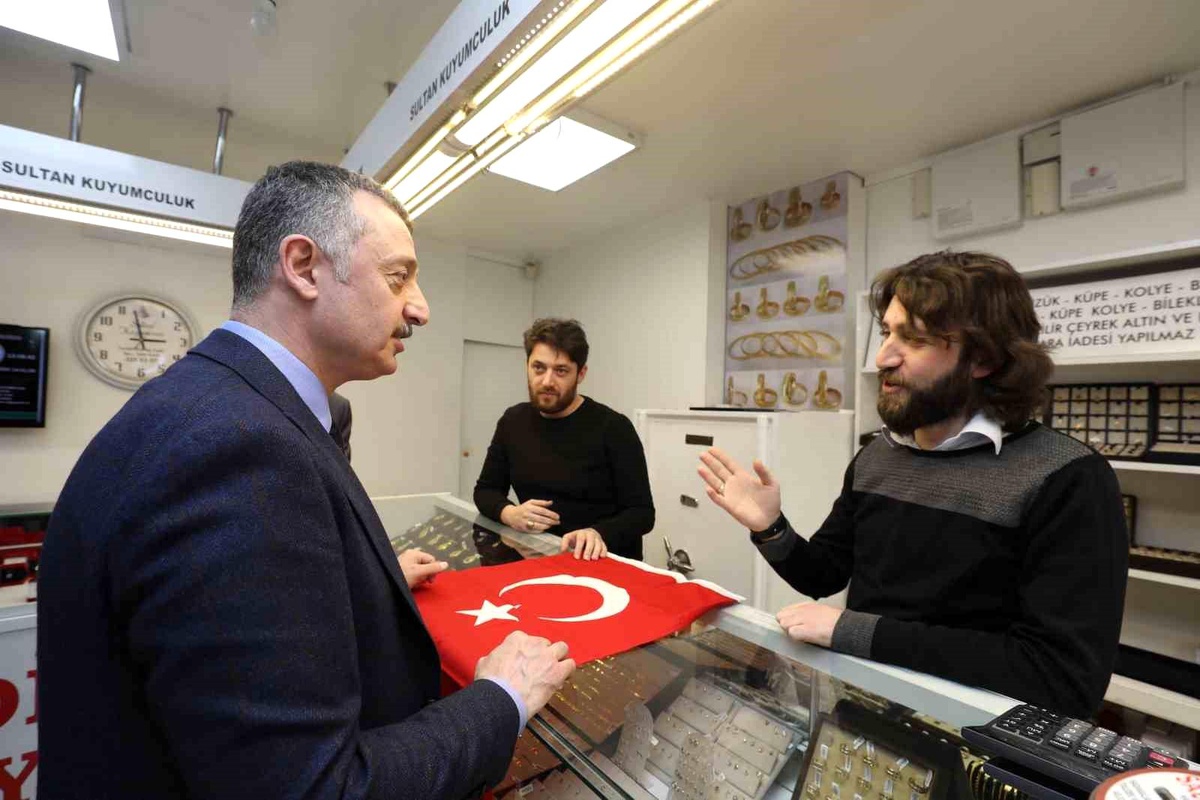 Kocaeli Büyükşehir Belediyesi, 29 Ekim Cumhuriyet Bayramı öncesi 20 bin Türk bayrağı dağıtacak