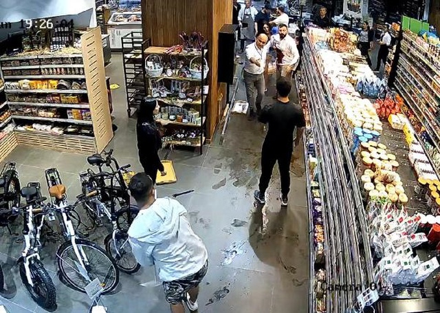 Markette 'omuz atma' cinayeti güvenlik kamerasında Markette 'omuz atma' cinayeti güvenlik kamerasında