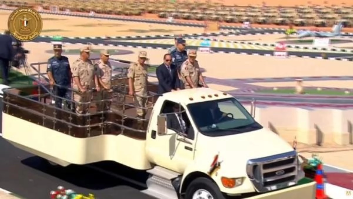 Mısır Devlet Başkanı Abdulfettah es-Sisi, Üçüncü Sahra Ordusu Dördüncü Zırhlı Tümenini denetledi