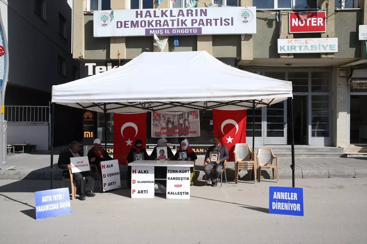 Muş\'ta Aileler HDP İl Başkanlığı Önünde Oturma Eylemi Sürdürdü