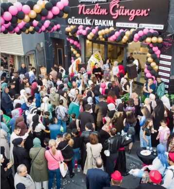 Neslim Güngen, Esenler şubesinde yoğun ilgiyle karşılandı