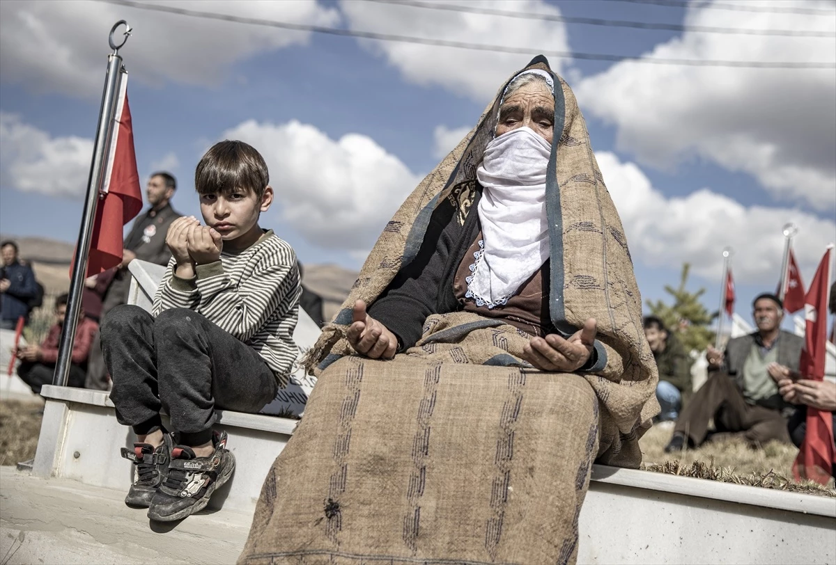 PKK\'lı teröristlerin katlettiği 33 Yavi şehidi mezarları başında anıldı