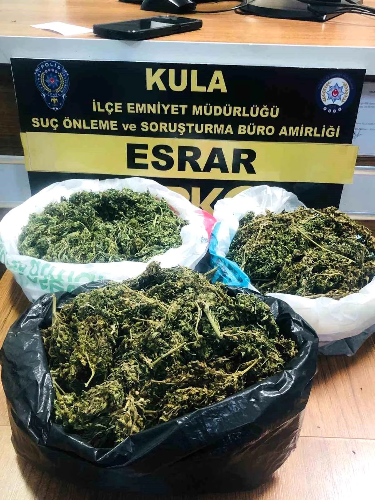 Manisa\'da Uyuşturucu Operasyonu: 888 Gram Esrar Ele Geçirildi